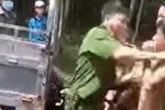 Hình ảnh ghi lại cảnh Trưởng công an xã Bình Sơn đánh người dân. Ảnh: Cắt từ clip 
