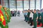 Các đại biểu dâng hoa, dâng hương tưởng niệm Anh hùng liệt sĩ trước khi máy bay cất cánh. Ảnh: MẠNH THẮNG