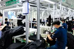 Công nhân sản xuất sản phẩm may mặc tại nhà máy VitaJean (Công ty TNHH Việt Thắng Jean), TPHCM. Ảnh: GIA HÂN