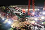 Đưa vòm thép cầu đi bộ qua sông Sài Gòn xuống sà lan 