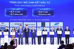 Chủ tịch UBND TPHCM Nguyễn Văn Được và Phó Chủ tịch UBND TPHCM Trương Minh Huy Vũ trao quyết định công nhận tư cách thành viên cho 10 doanh nghiệp tại VIFC-HCMC. Ảnh: HÙNG TRIỀU