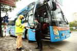 Tuần tra, kiểm soát đối với xe khách trên đường Phạm Hùng, quận Cầu Giấy. (Ảnh: Doãn Tấn/TTXVN)