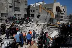 Sau mỗi đợt không kích của Israel, nhiều đống đổ nát mới ở Dải Gaza lại xuất hiện. Lực lượng cứu hộ phải chạy đua để tìm kiếm cả người còn sống lẫn người tử vong. (Nguồn: Reuters)