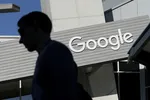 Một người đàn ông đi ngang qua một tòa nhà trong khuôn viên Google ở Mountain View, California, ngày 12 tháng 11 năm 2015. (Ảnh AP / Jeff Chiu, File)