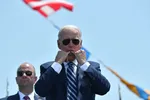 Tổng thống Hoa Kỳ Joe Biden huýt sáo tại Học viện Cảnh sát biển Hoa Kỳ vào ngày 19 tháng 5 năm 2021 tại New London, Connecticut. NICHOLAS KAMM / AFP qua Getty Images
