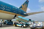 Lần đầu tiên Vietnam Airlines bố trí riêng một siêu máy bay chỉ để chở vải thiều. Ảnh: VNA