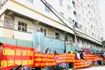 Khách hàng mua nhà ở xã hội tại dự án Tân Bình Apartment liên tục giăng băng rôn cầu cứu vì dự án đã chậm nhiều năm qua. Ảnh: Đình Sơn.