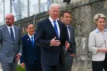Tổng thống Joe Biden (giữa) và các lãnh đạo G7 tại Cornwall, Anh hôm 11/6. Ảnh: Bloomberg.