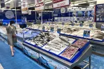 Hải sản bán nhiều tại MM.Mega Market, TP Thủ Đức, TPHCM, ảnh chụp trưa 9-7-2021. Ảnh: HOÀNG HÙNG