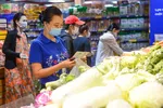 Siêu thị đang chịu áp lực cùng lúc với chi phí đầu vào tăng, nhân viên luôn trong cảnh đối mặt với dịch bệnh. Ảnh: H. Minh