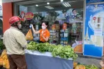 Nhiều chuỗi bán lẻ đưa ra giải pháp bán hàng theo hình thức “mua chung”, theo combo để tiện cho người dân. ẢNH: Ng.Nga