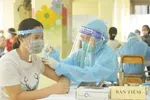 Tiêm vaccine Covid-19 tại Trường THCS Lê Quý Đôn, quận 11, TPHCM. Ảnh: Cao Thăng 