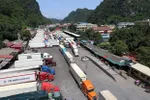 Bộ Công thương cho biết hoạt động thông quan hàng hóa xuất nhập khẩu chính ngạch tại khu vực cửa khẩu giữa Việt Nam và Trung Quốc vẫn bình thường. Ảnh: TTXVN