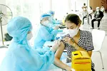Tiêm vaccine Covid-19 cho người dân quận 7, TPHCM. Ảnh: Cao Thăng 