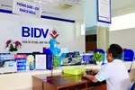 Khách hàng giao dịch tại Ngân hàng BIDV.