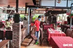 Chủ một nhà hàng tại quận Gò Vấp cho biết đã hoàn thành việc sắp xếp lại bàn ghế để bán tại chỗ. Ảnh: N.Trí