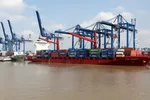 Giá thuê container rỗng tăng chóng mặt khiến doanh nghiệp xuất nhập khẩu gặp khó khăn vì tăng chi phí - Ảnh: TUẤN PHÙNG