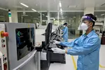 Công nhân của Công ty TNHH điện tử DLG Ansen sản xuất tại Khu công nghệ cao TP.HCM với đơn hàng dồi dào - Ảnh: N.HIỂN