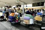 Lượng khách đến sân bay Tân Sơn Nhất vẫn rất đông trong ngày đầu tiên cả nước quay lại làm việc sau kỳ nghỉ Tết kéo dài - Ảnh: TỰ TRUNG