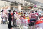Người dân mua sắm tại một siêu thị do doanh nghiệp nước ngoài đầu tư - Ảnh: HẢI KIM