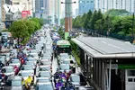 Xe buýt nhanh BRT Hà Nội "bò" trên làn đường ưu tiên