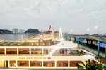 Tàu du lịch nhà hàng đưa du khách tham quan vịnh Hạ Long và thành phố Hạ Long về đêm - sản phẩm du lịch mới của tỉnh Quảng Ninh. (Ảnh LƯƠNG QUANG THỌ)