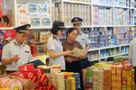 Đội Quản lý thị trường số 3, Cục Quản lý thị trường tỉnh Hà Nam kiểm tra, kiểm soát các mặt hàng bánh kẹo...trong dịp cuối năm. (Ảnh: Đại Nghĩa/TTXVN)