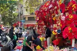Phố Hàng Mã rực sắc đỏ, tấp nập người mua sắm Tết
