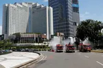Xe phun thuốc khử trùng ở thủ đô Jakarta, Indonesia ngày 31-3 - Ảnh: REUTERS