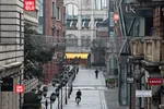 An eerily quiet shopping boulevard in Wuhan © Reuters