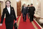 Sự nổi tiếng ngày càng tăng của Kim Yo Jong, trái, đã khiến cô được coi là ứng cử viên có khả năng kế nhiệm anh trai Kim Jong Un, phải, với tư cách là nhà lãnh đạo của Triều Tiên. © AP