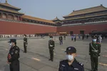 Lực lượng an ninh Trung Quốc làm nhiệm vụ tại khu Tử Cấm Thành khi khu vực này được mở cửa trở lại từ ngày 1/5. Ảnh: Getty Images