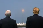 Tổng thống Trump chứng kiến Space X phóng phi thuyền đưa phi hành gia lên quỹ đạo