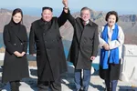 Tổng thống Hàn Quốc Moon Jae-in và nhà lãnh đạo Triều Tiên Kim Jong-un cùng hai phu nhân leo núi sau hội nghị thượng đỉnh liên triều lần 3 ở Bình Nhưỡng. (Nguồn: Reuters)