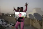 Người dùng quay video trên ứng dụng di động TikTok tại Hyderabad, Ấn Độ. (Ảnh: AFP).