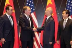 Phó Thủ tướng Trung Quốc Lưu Hạc bắt tay với Đại diện Thương mại Hoa Kỳ Robert Lighthizer trước một buổi chụp ảnh sau vòng đàm phán thương mại tại Thượng Hải vào ngày 31 tháng 7 năm 2019. Ảnh: VCG