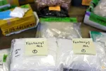 Túi nhựa Fentanyl được bày trên bàn tại khu vực Hải quan và Bảo vệ Biên giới Hoa Kỳ tại Cơ sở Thư tín Quốc tế tại Sân bay Quốc tế O'Hare ở Chicago, Illinois, vào ngày 29 tháng 11 năm 2017. (Ảnh: REUTERS / Joshua Lott)