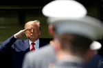 Tổng thống Trump chào sau khi phát biểu trước hơn 1.110 học viên khóa 2020 tại buổi lễ bắt đầu trên thao trường duyệt binh, tại Học viện Quân sự Hoa Kỳ ở West Point, N.Y., Thứ Bảy, ngày 13 tháng 6 năm 2020. (Ảnh AP / Alex Brandon)