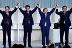  (Từ trái sang) Cựu Ngoại trưởng Fumio Kishida, Thủ tướng Nhật Bản Shinzo Abe, Chánh văn phòng Nội các Yoshihide Suga, cựu Bộ trưởng Quốc phòng Shigeru Ishiba Ảnh: Eugene Hoshiko/Reuters