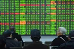 Các nhà đầu tư ngồi trước bảng thông tin chứng khoán Hàng Châu, Trung Quốc, hồi tháng 2ảnh: Reuters