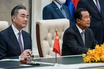  Bộ trưởng Ngoại giao Trung Quốc Vương Nghị và Thủ tướng Campuchia Hun Sen tham dự lễ ký kết tại Phnom Penh hôm 12-10. Ảnh: NIKKEI ASIA