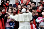 Giáo hoàng Francis chào đón các tín hữu từ Trung Quốc khi ông đến dự buổi tiếp kiến ​​chung hàng tuần của mình tại Quảng trường Thánh Peter ở Vatican vào 18-04 Ảnh: TIZIANA FABI/AGENCE FRANCE-PRESSE/GETTY IMAGES
