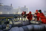 Kỹ thuật viên Sinopec kiểm tra cơ sở khí đốt tự nhiên hóa lỏng (LNG) ở Thiên Tân Ảnh: China Daily