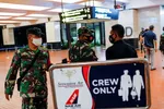 Các binh sĩ Indonesia tại sân bay quốc tế Soekarno-Hatta sau vụ máy bay Sriwijaya Air mất liên lạc sau khi cất cánh, ở Tangerang, gần Jakarta, Indonesia, hôm 9/1. Ảnh: Reuters