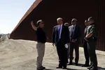 Tổng thống Donald Trump thăm một phần của bức tường biên giới phía nam, Thứ Tư, ngày 18 tháng 9 năm 2019, ở Otay Mesa, California. (Associated Press)