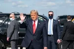 Ông Donald Trump vẫy tay chào sau khi hạ cánh xuống Sân bay Quốc tế Palm Beach ở West Palm Beach Fla., Vào ngày 20 tháng 1 năm 2021. (Alex Edelman / AFP qua Getty Images)