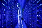 Một nhân viên đeo khẩu trang bảo vệ kiểm tra các hệ thống đào tiền điện tử Ethereum và Zilliqa tại trang trại tiền điện tử Evobits ở Cluj-Napoca, Romania © Bloomberg