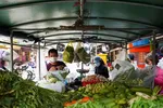 Người dân mua rau từ một xe bán dạo khi nhiều chợ tươi sống đóng cửa 14 ngày, ở Phnom Penh, Campuchia, ngày 17/4/2021. Photo: Cindy Liu / Reuters