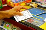 Một khách hàng mua vé Powerball ở Chicago. Nguồn: Associated Press