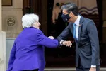 Bộ trưởng Tài chính Anh Rishi Sunak (phải) chào mừng Bộ trưởng Tài chính Hoa Kỳ Janet Yellen tham dự cuộc họp G7 ở London. © POOL / AFP via Getty Images